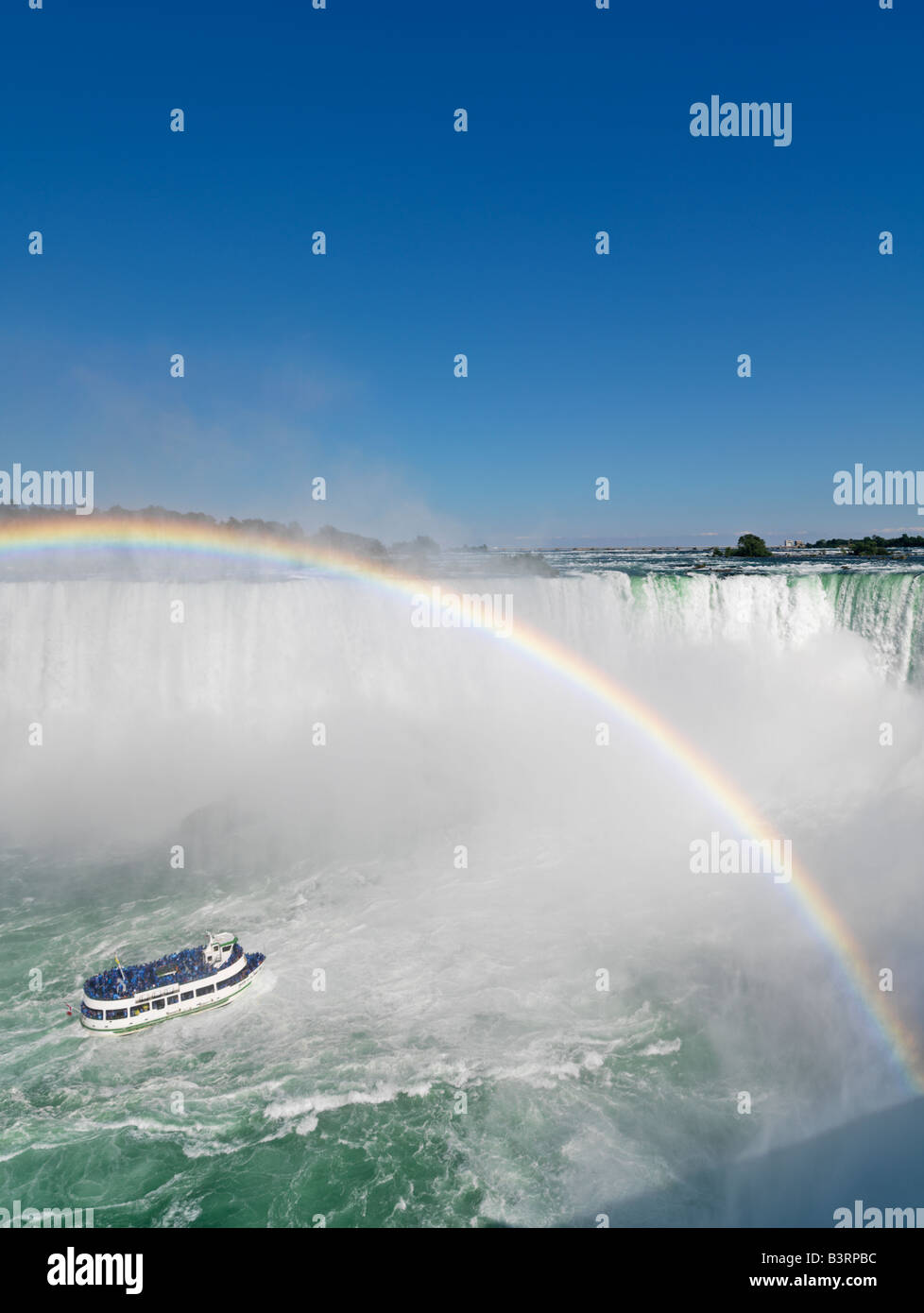 Ontario,Canadá,Niagara Falls, Maid of the Mist barco acercándose a las cataratas canadienses con un arco iris Foto de stock