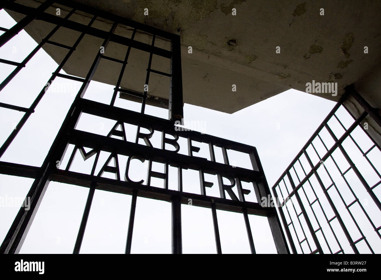 Sitio Conmemorativo del campo de concentración de Sachsenhausen lema Arbeit macht frei en la entrada del campo de concentración Foto de stock