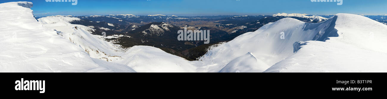 Montañas invernales ridge con saliente de tapas de nieve Foto de stock