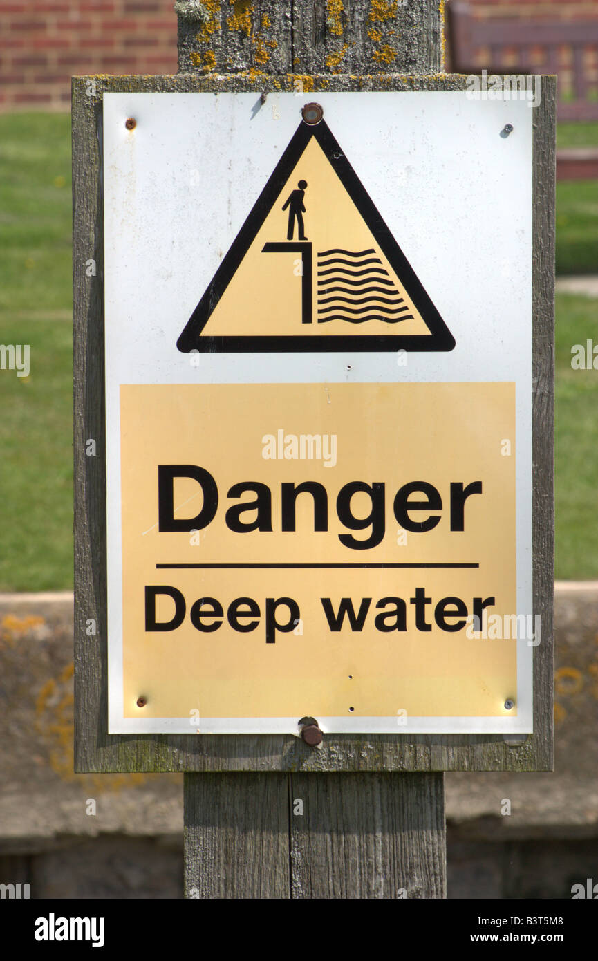 Señal de advertencia de peligro negro de aguas profundas símbolo amarillo centeno East Sussex Foto de stock