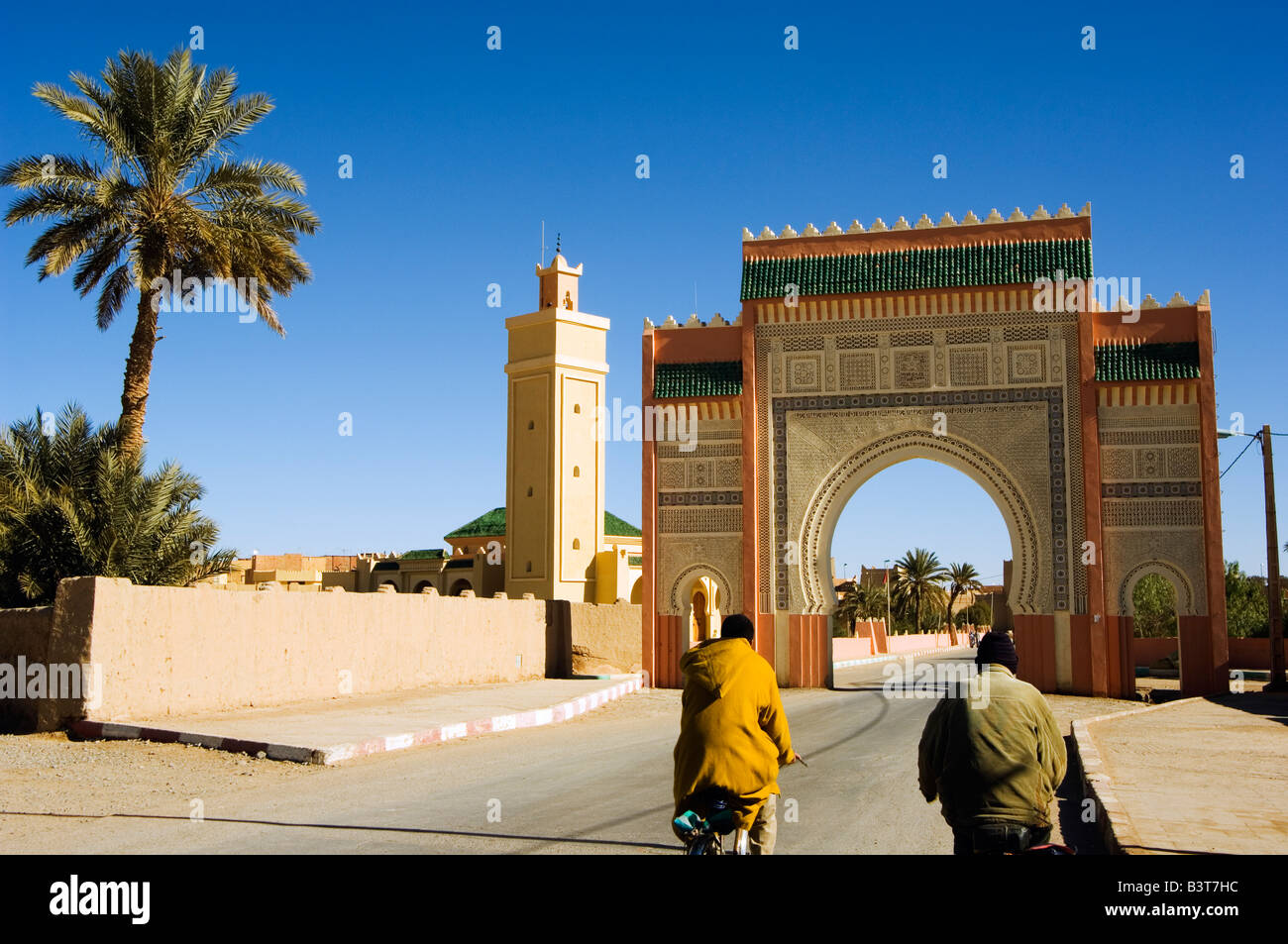 Marruecos, Merzouga. Puerta de entrada al desierto Merzouga hombres en  bicicletas Fotografía de stock - Alamy