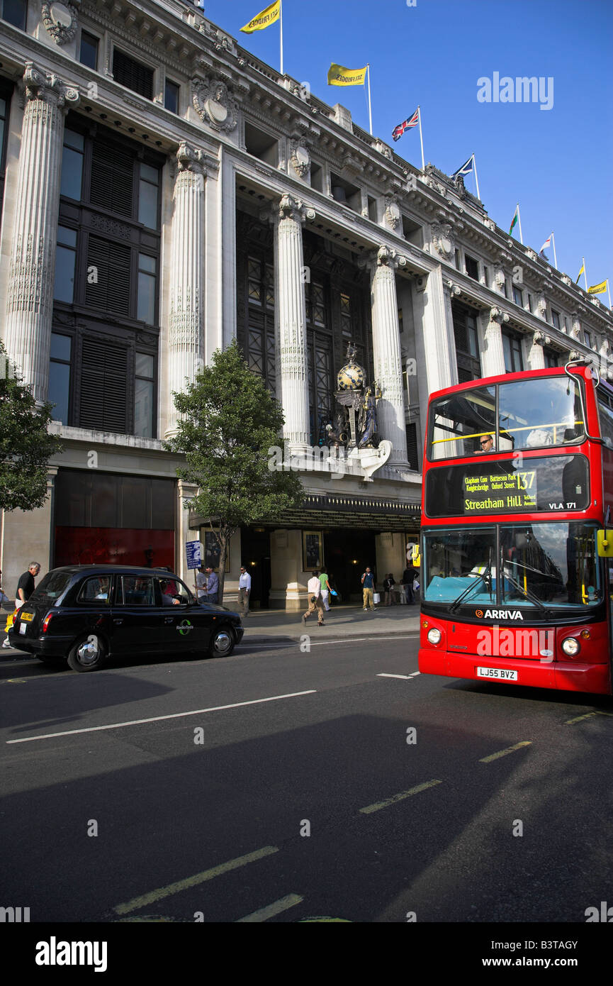 Inglaterra, Londres, double decker autobuses pasan fuera de los famosos grandes almacenes Selfridges en Oxford Street. Foto de stock