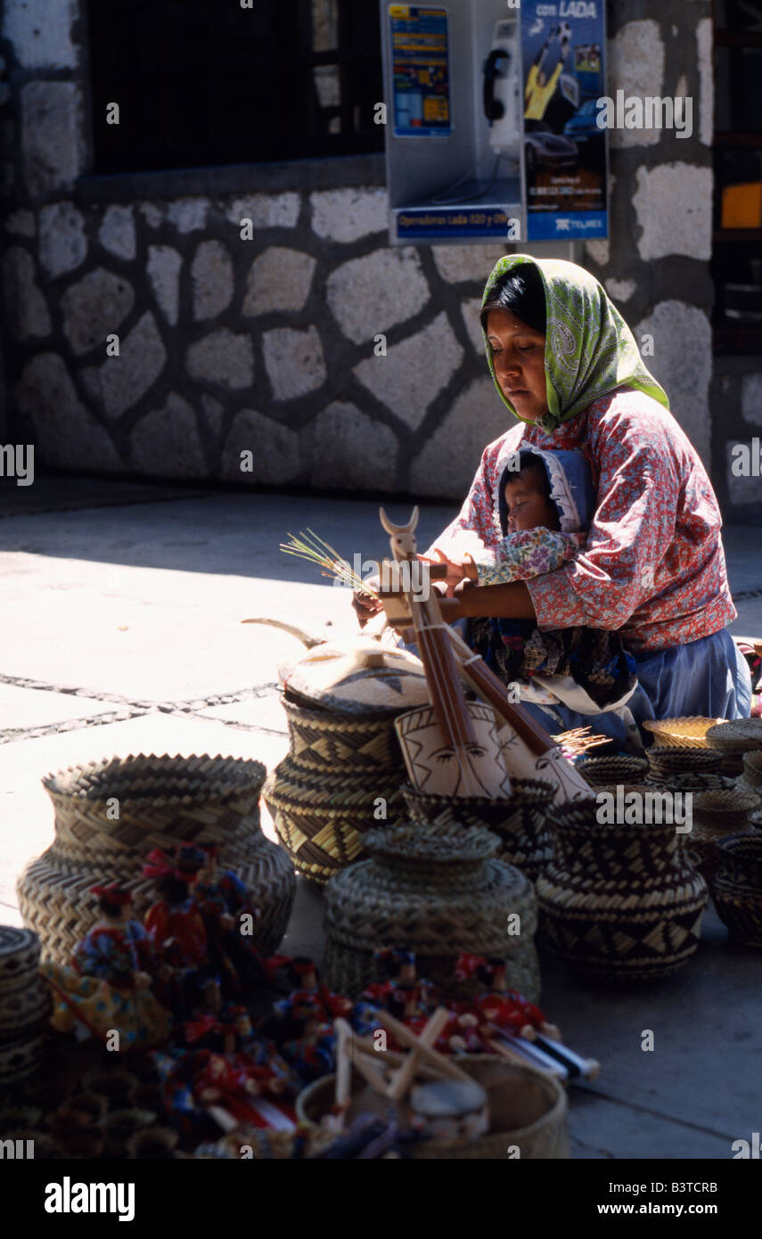 Mexico En El Estado De Chihuahua La Barranca Del Cobre Indios Tarahumaras Mujer Vendiendo Artesanias En La Estacion Divisadero Del Ferrocarril Chihauhua Pacifico Fotografia De Stock Alamy Mexico En El Estado De Chihuahua La Barranca Del Cobre Indios Tarahumaras Mujer Vendiendo Artesanias En La Estacion Divisadero Del Ferrocarril Chihauhua Pacifico Fotografia De Stock Alamy