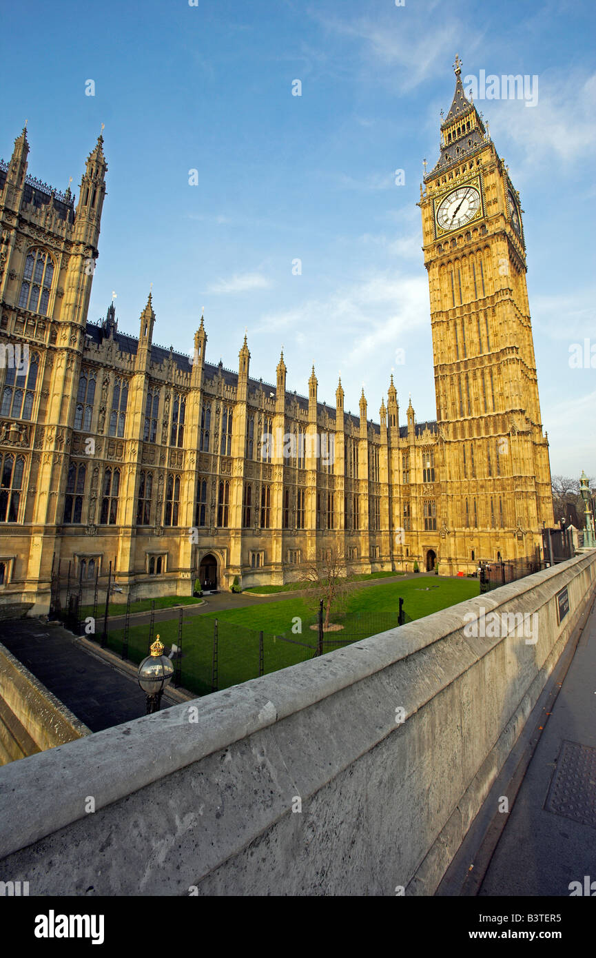 Inglaterra, Londres. Big Ben visto desde el puente de Westminster.  Oficialmente conocida como la Torre del Reloj y parte del palacio de  Westminster, el Big Ben En realidad se refiere a la