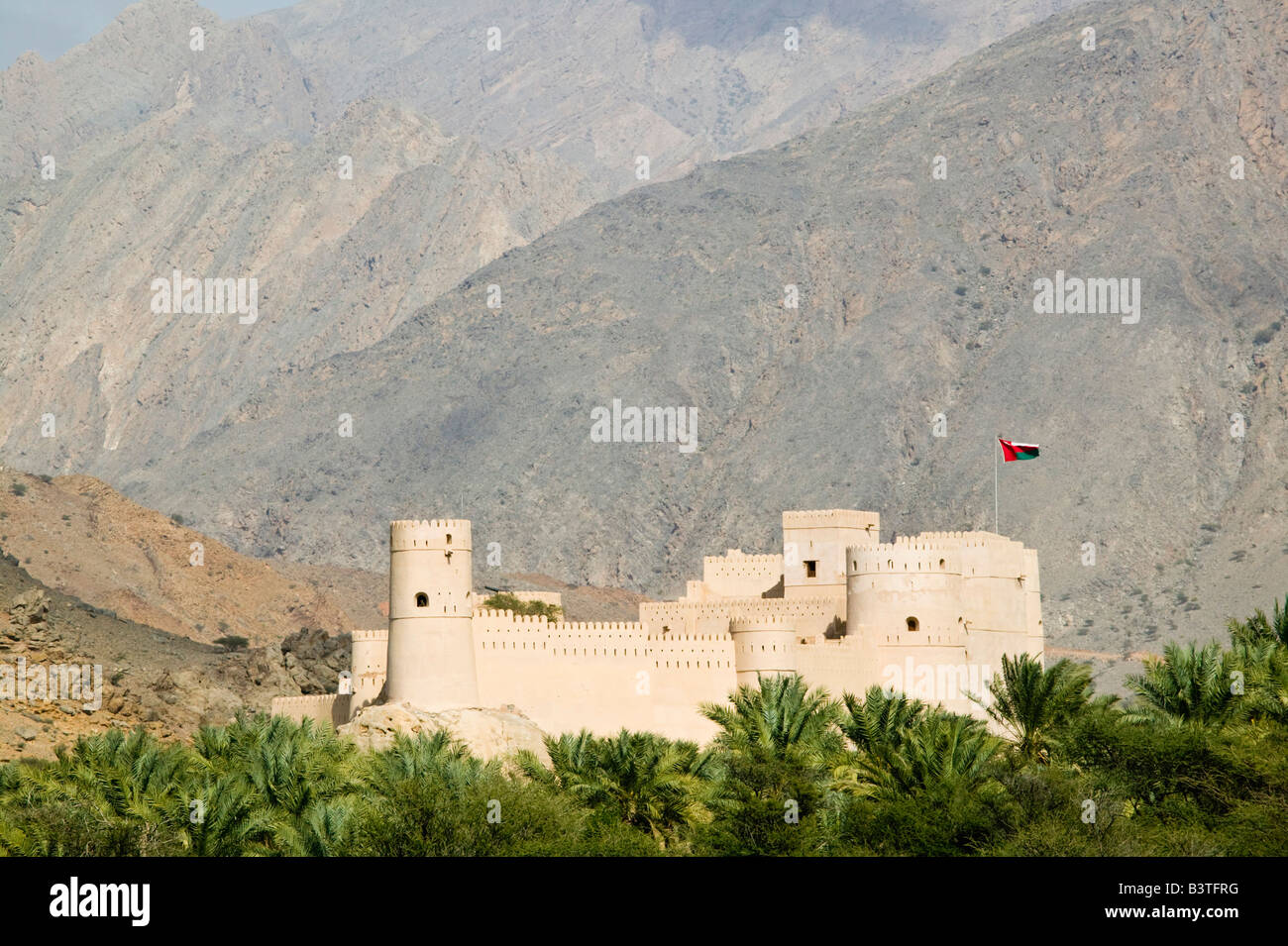 Omán, Western montañas Hajar, Nakhl. Vista lejana del Fuerte Nakhl Foto de stock