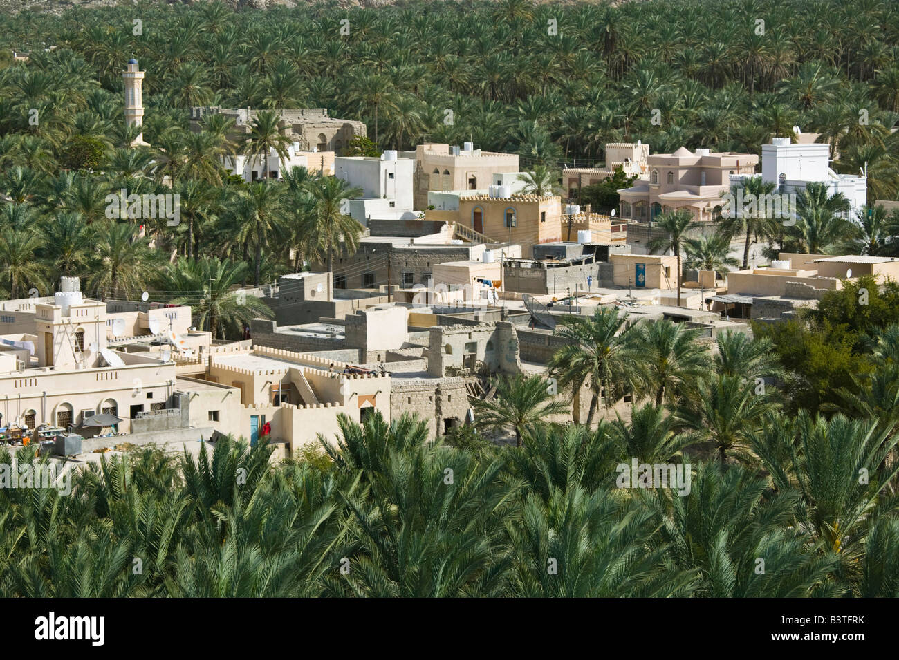 Omán, Western montañas Hajar, Nakhl. Vista lejana del pueblo Nakhl Foto de stock