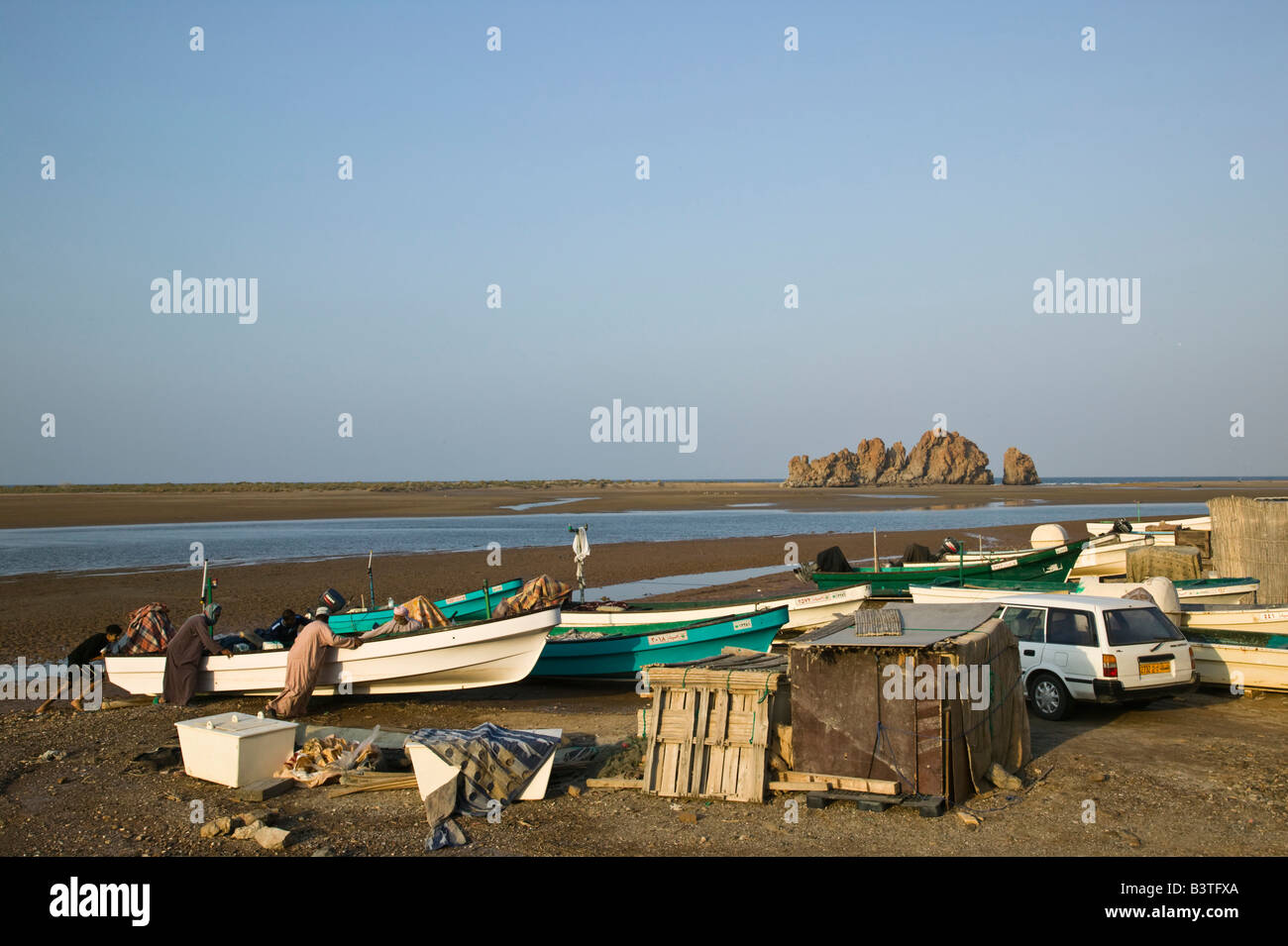 Omán, el Golfo de Omán, Yiti. Barcos de pesca en la Laguna Yiti Foto de stock