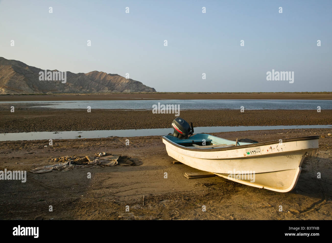 Omán, el Golfo de Omán, Yiti. Barco de pesca en la Laguna Yiti Foto de stock