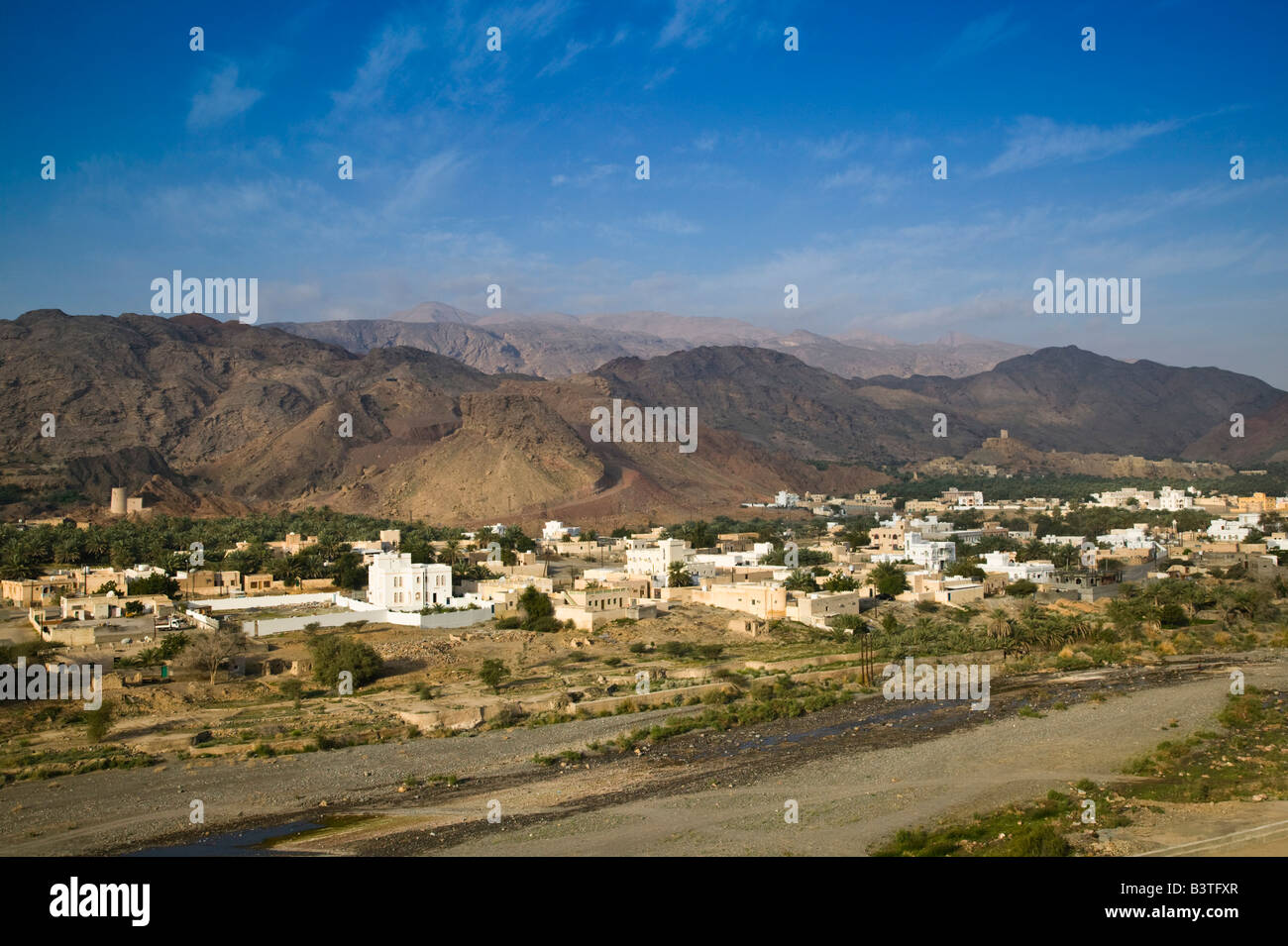 Omán, montañas Hajar, Fanja occidental. Por la mañana Vista de Ciudad del Fanja Nizwa Highway Foto de stock
