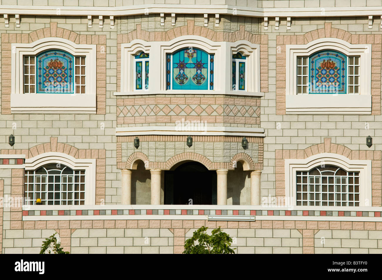 Omán, montañas Hajar, Bidbid Oriental. Moderna casa de Omán (NR) Foto de stock