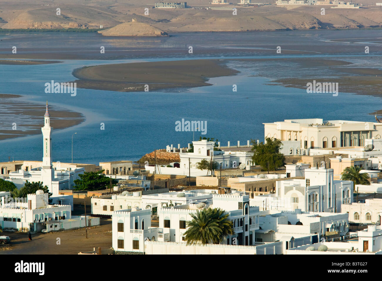 Omán, Sharqiya, región sur. Vista del sur de la ciudad de Torres Ayajh / mañana Foto de stock