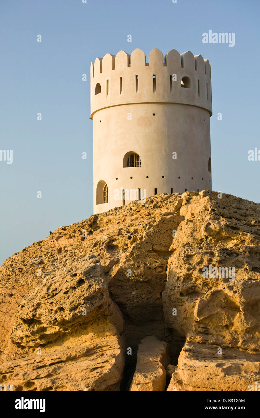 Omán, Sharqiya, región sur. La ciudad, la Torre Ayajh Ayajh Foto de stock