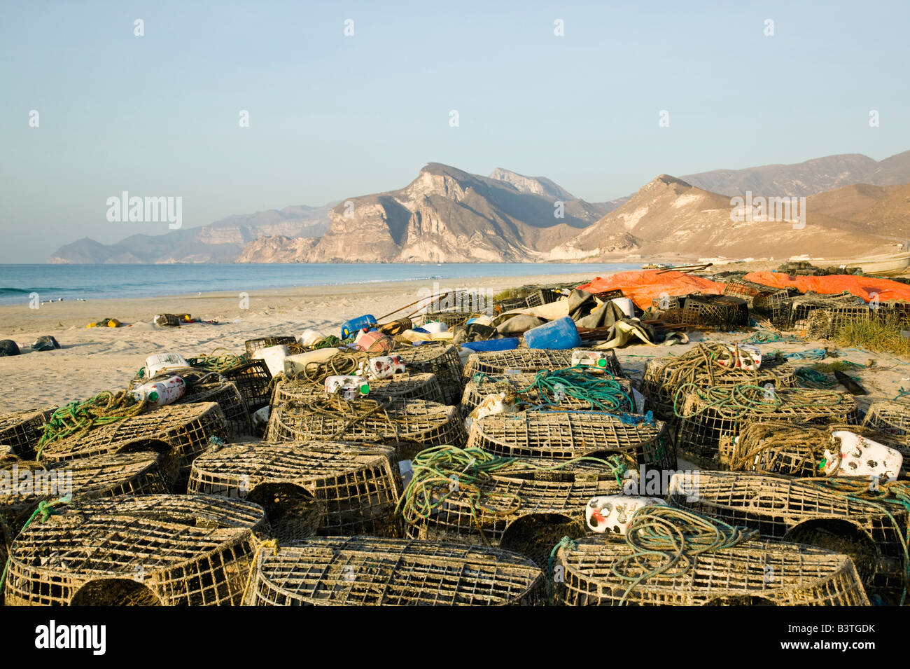 Región de Omán, Dhofar, Al Mughsail. Cosas de pescadores al Mughsail Beach / Amanecer Foto de stock