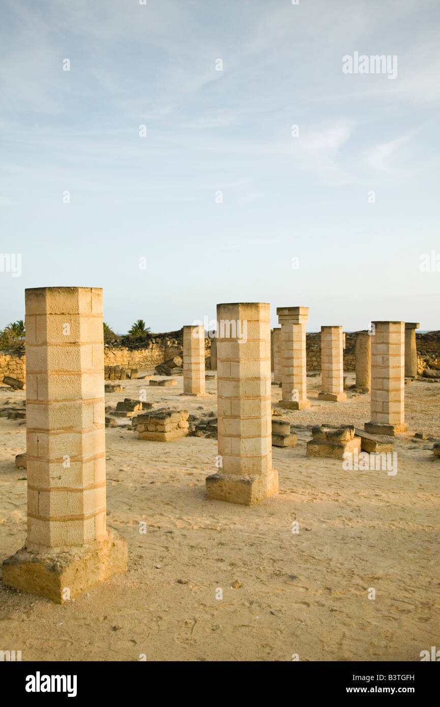 Región de Omán, Dhofar Salalah. Al Baleed, ruinas, sitio del siglo xii puerto comercial de zafar / tarde Foto de stock