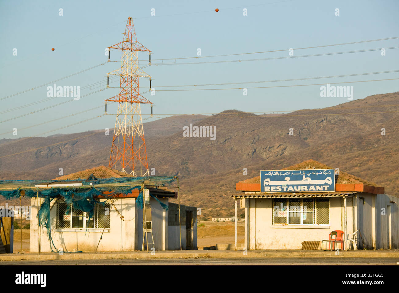 Región de Omán, Dhofar Salalah. Restaurantes de carretera en el camino hacia las montañas de Dhofar / mañana Foto de stock