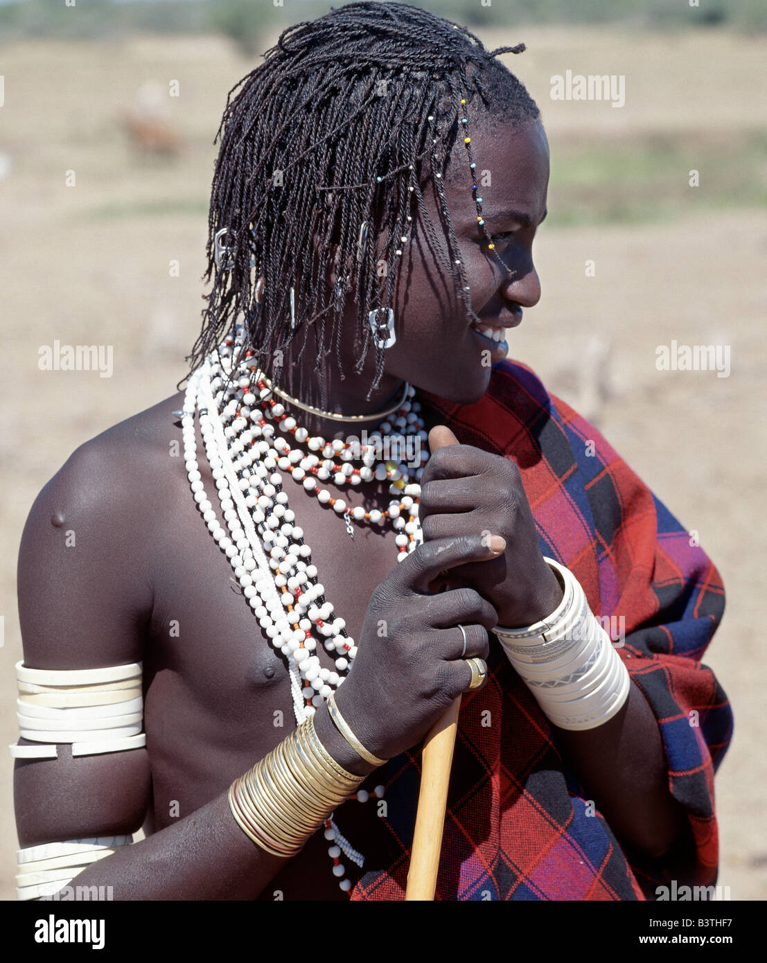 Tanzania, Arusha, lago Eyasi. Un hombre joven Datoga en traje tradicional.  Sus trenzas están adornados con bolas y latas de aluminio Fotografía de  stock - Alamy