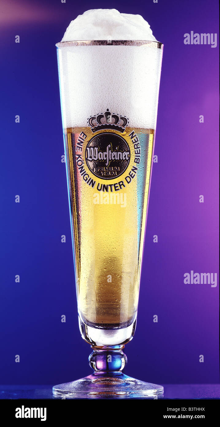 Warsteiner Pils, llena vaso de cerveza Fotografía de stock - Alamy