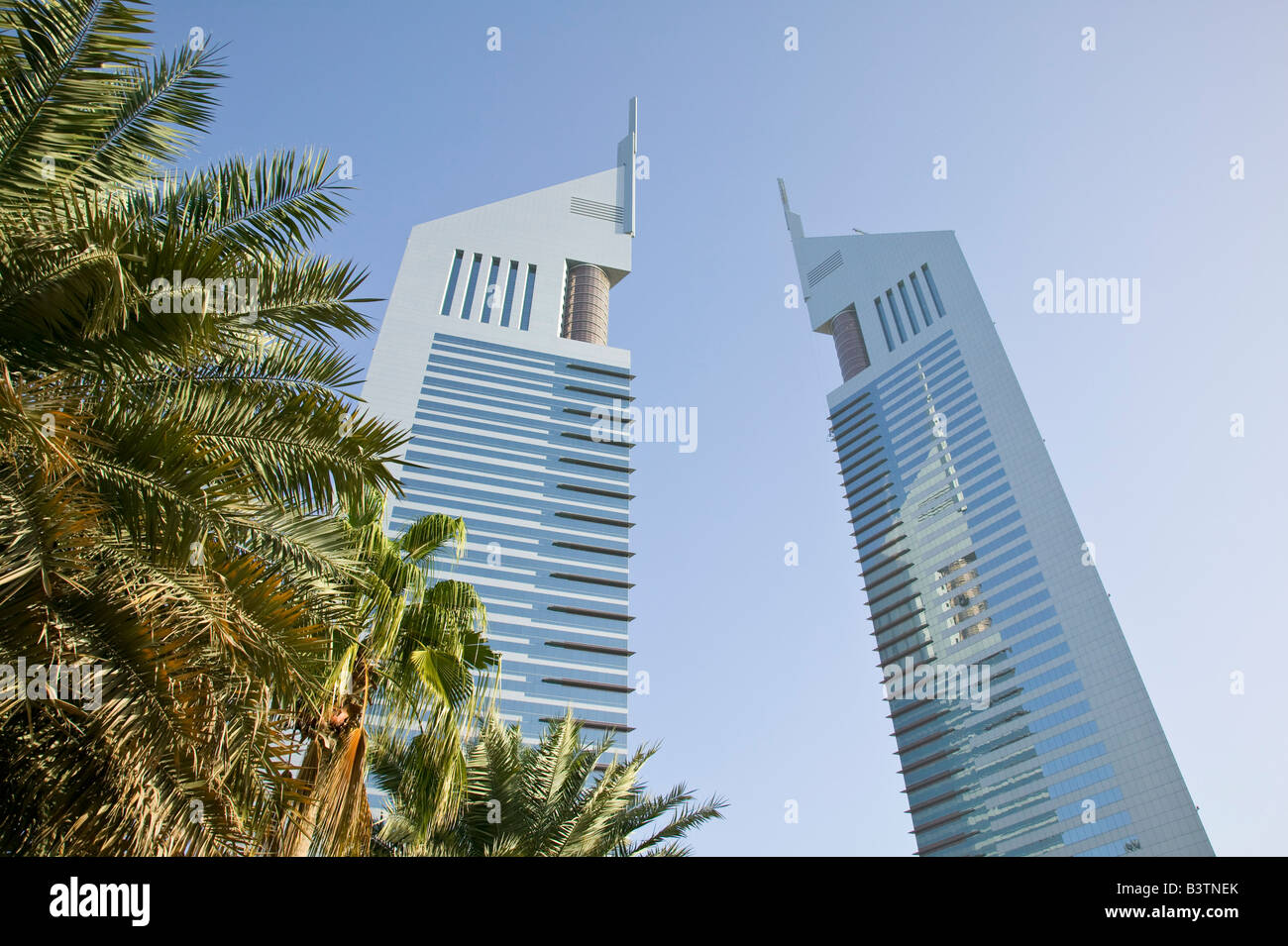 Los Emiratos Árabes Unidos, Dubai, la ciudad de Dubai. Las Emirates Towers / mañana Foto de stock