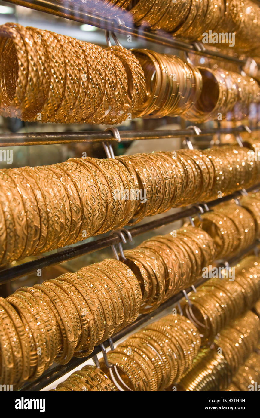 Los Emiratos Árabes Unidos, Dubai, Deira. Deira Gold Souk / Mercado / pulseras de oro Foto de stock