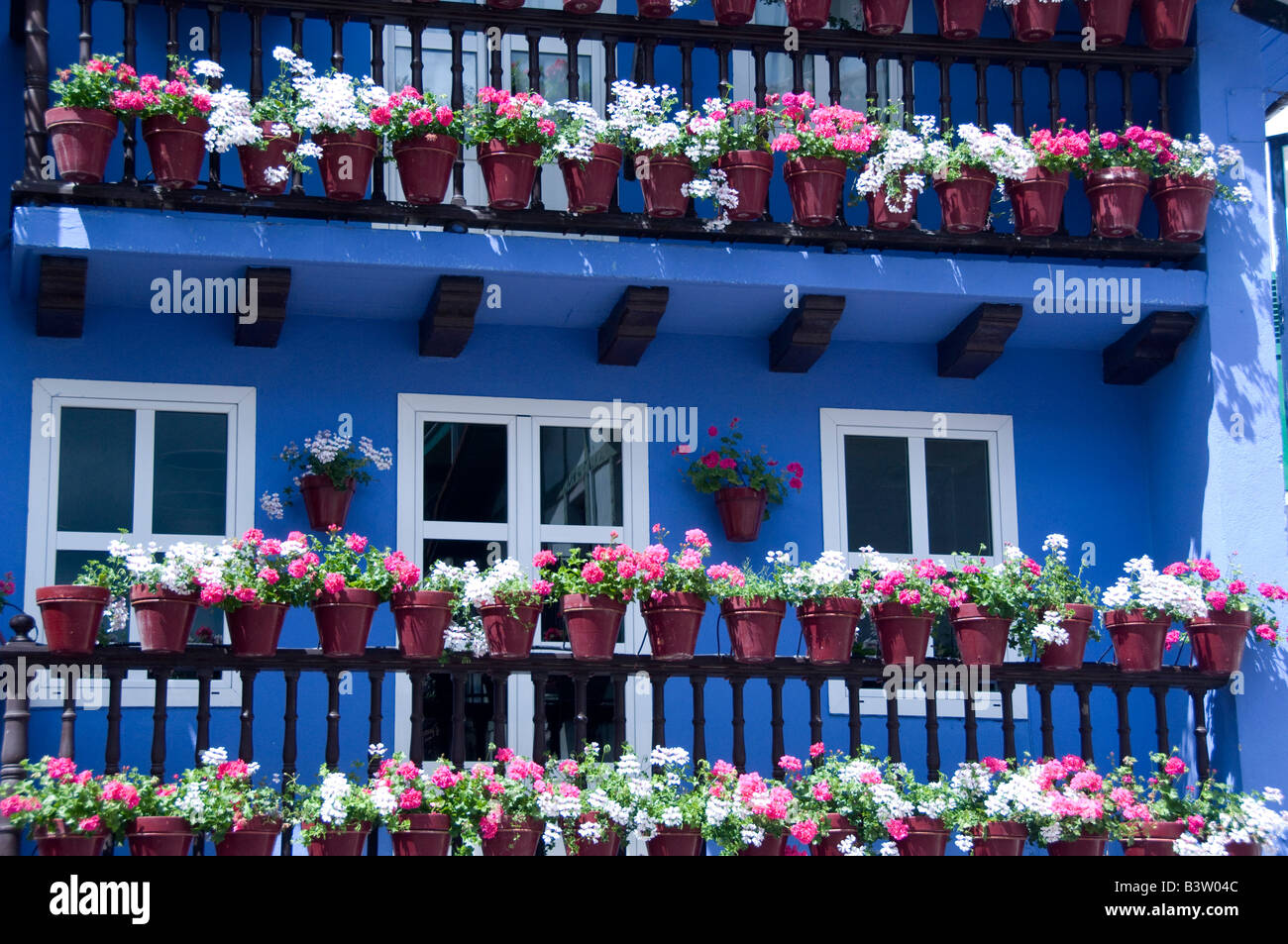 España, Guipúzcoa Costa, Hondarribia (Fuenterrabía aka). Típicas casas coloridas. Foto de stock