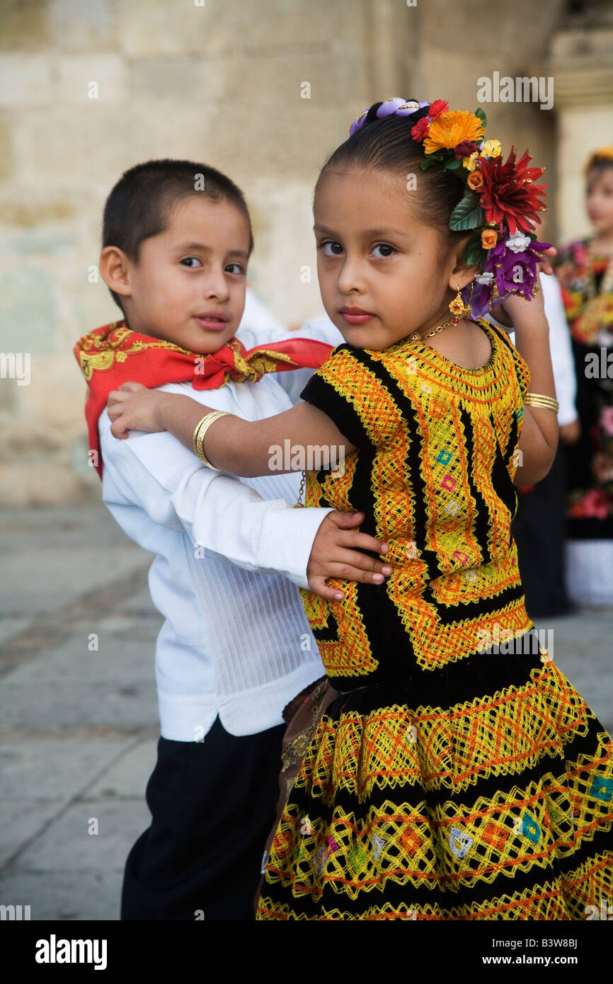 Los ni os Tehuana est n vestidas en trajes tradicionales durante