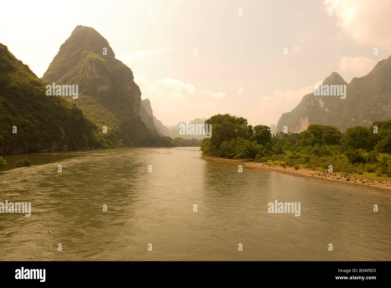 Río Li serpentea entre colinas de piedra caliza y bosques de bambú entre Guilin y Yangshuo en Guangxi, China Foto de stock