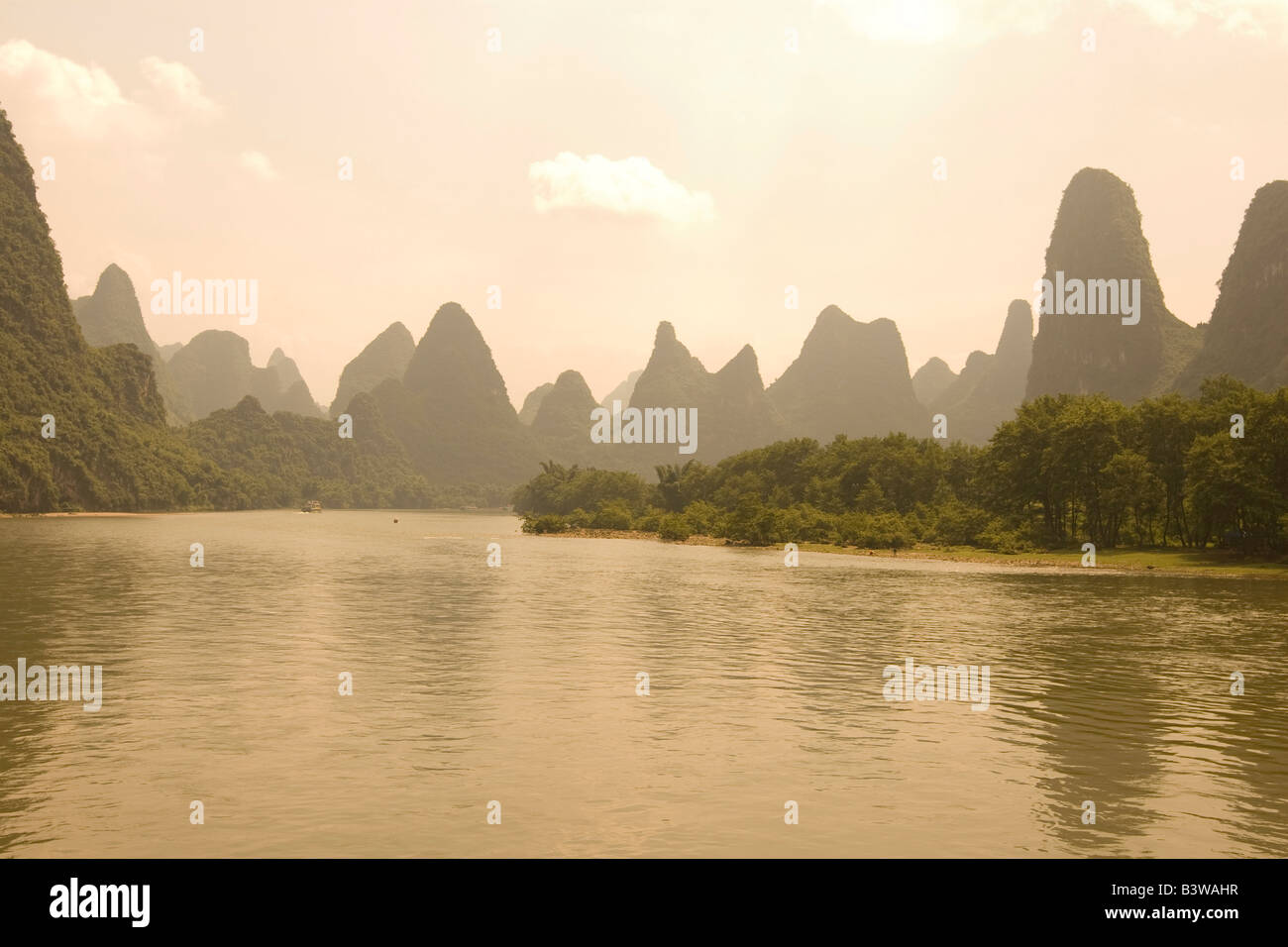 Río Li serpentea entre colinas de piedra caliza y bosques de bambú entre Guilin y Yangshuo en Guangxi, China Foto de stock