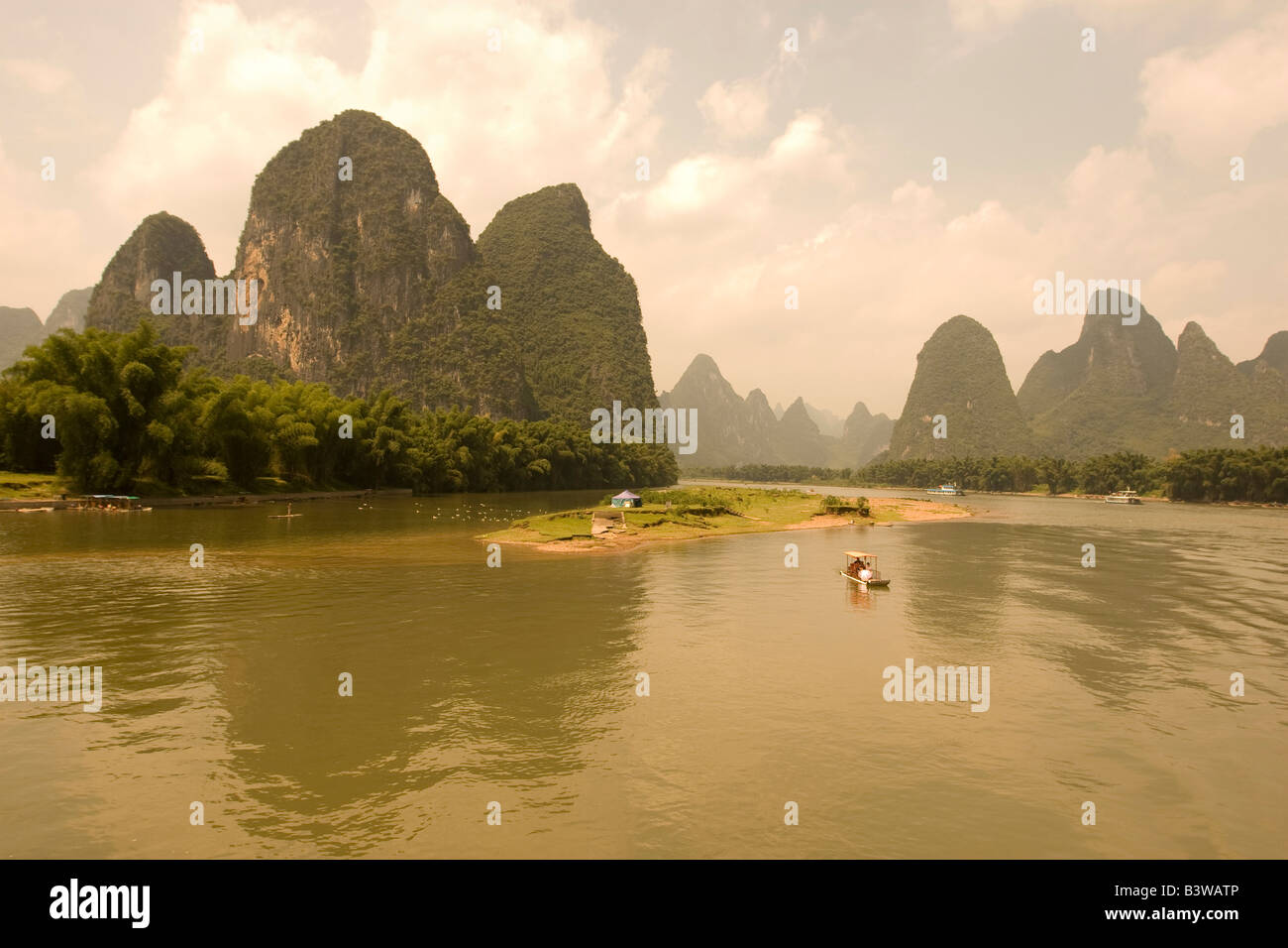 Río Li serpentea entre colinas de piedra caliza y bosques de bambú entre Guilin y Yangshuo en Guangxi, China Foto de stock