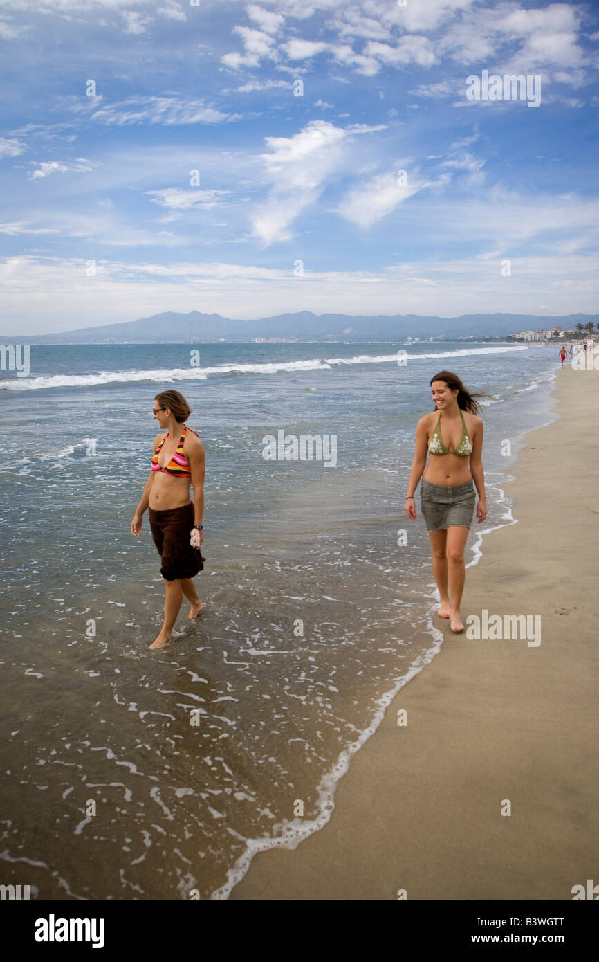 México, Puerto Vallarta. Dos mujeres a lo largo de la playa de Nuevo  Vallarta. (MR Fotografía de stock - Alamy