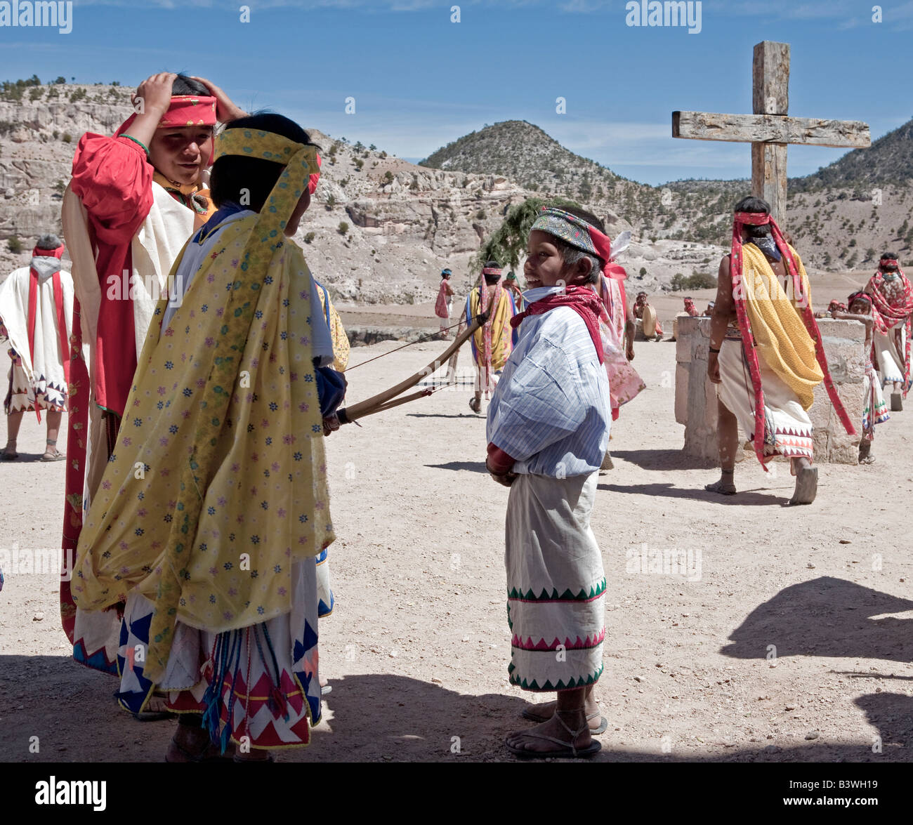 Tehuerichi Mexico Los Participantes En Un Baile Para Celebrar La Pascua En Tehuerichi Una Aldea En La Sierra Tarahumara Fotografia De Stock Alamy Tehuerichi Mexico Los Participantes En Un Baile Para Celebrar La Pascua En Tehuerichi Una Aldea En La Sierra Tarahumara Fotografia De Stock Alamy