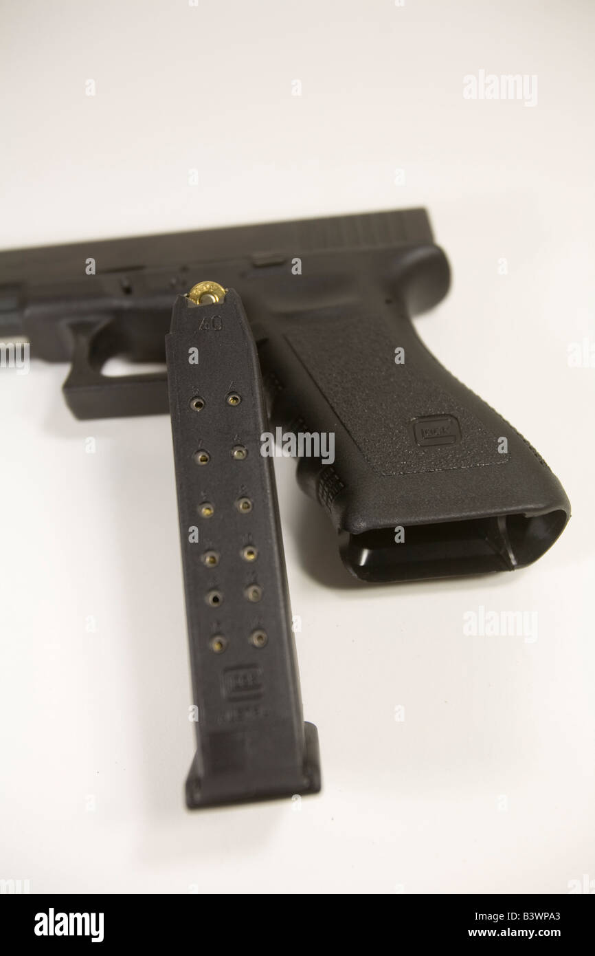 El modelo Glock 22 pistola de calibre .40 con la revista redonda 15 retirados. Foto de stock