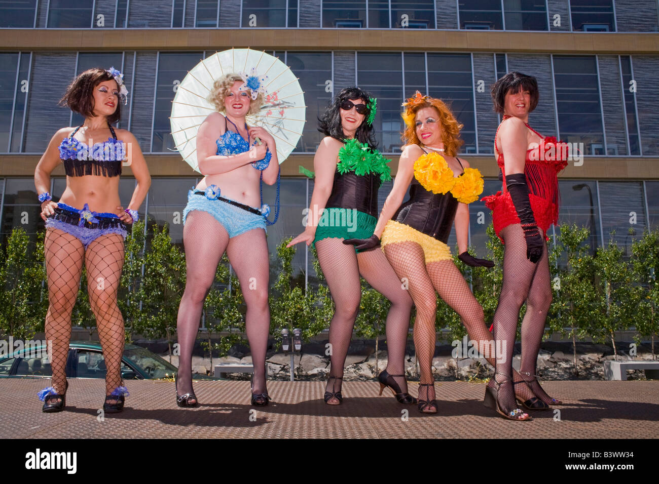 Los hombres gay en ropa femenina participa en un desfile del orgullo gay,  Minneapolis, Minnesota, EE.UU Fotografía de stock - Alamy