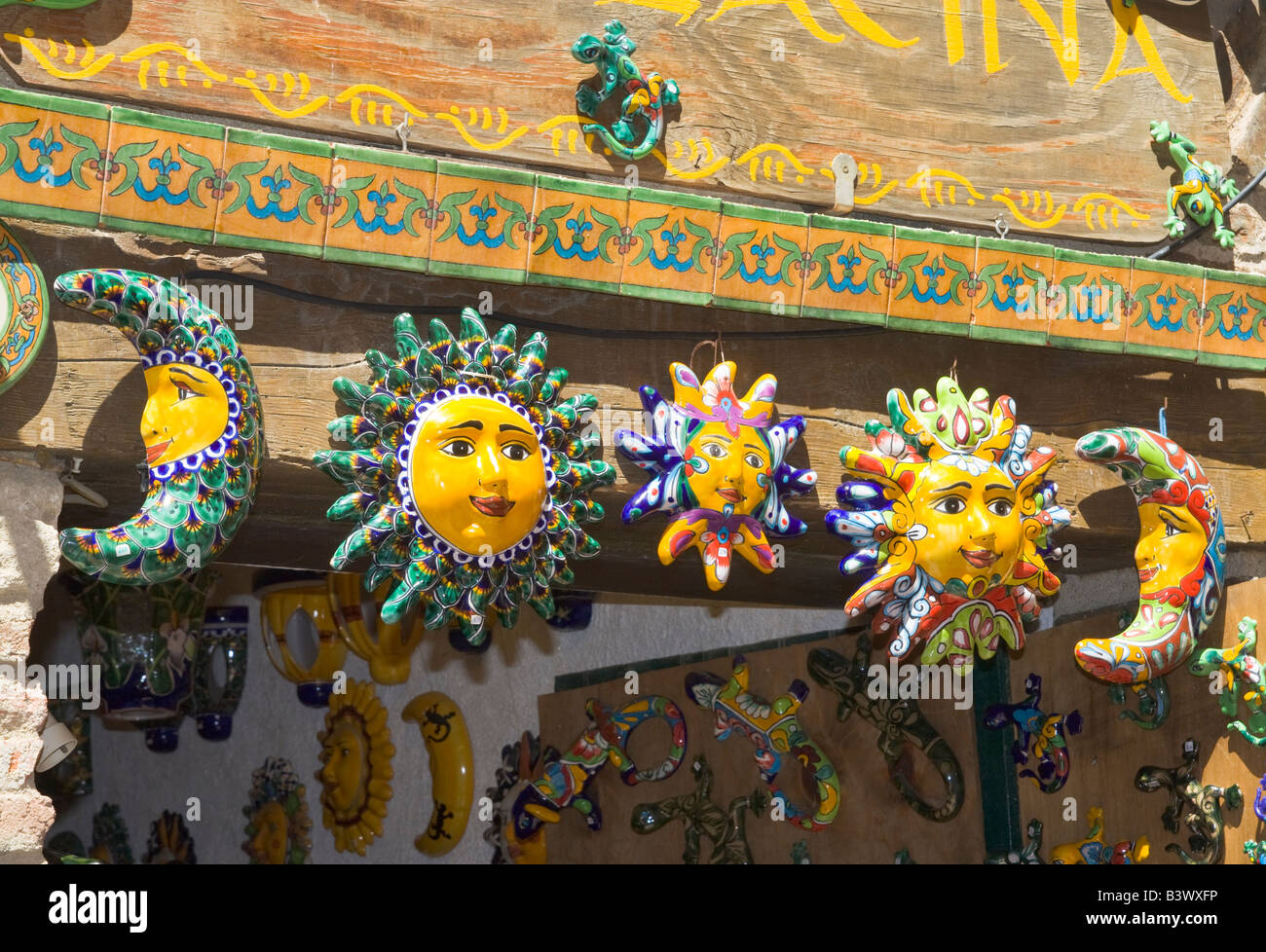 Una vieja tienda ofrece una colorida artesanía hecha de terra cotta en