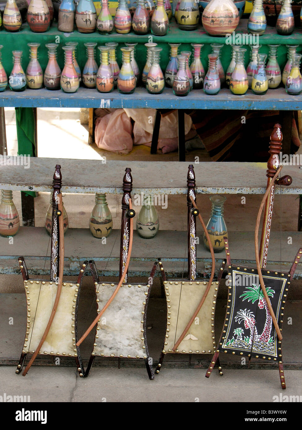 dolor traje Novedad Una tienda de recuerdos venden rababa un instrumento musical tradicional  fuera de las ruinas romanas de Jerash al norte de Ammán, Jordania  Fotografía de stock - Alamy