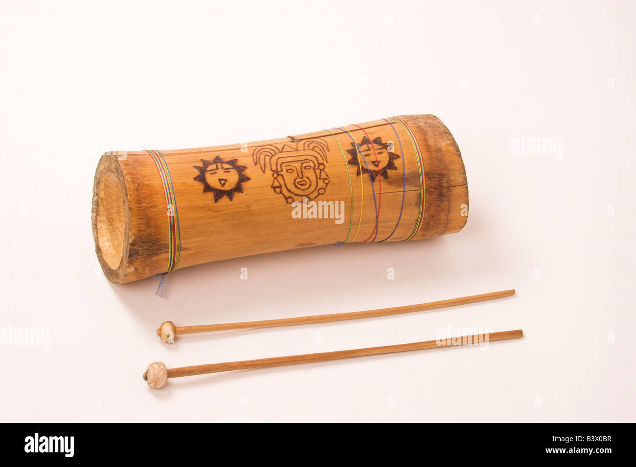 Tambor de hendidura de bambú con baquetas Fotografía de stock - Alamy