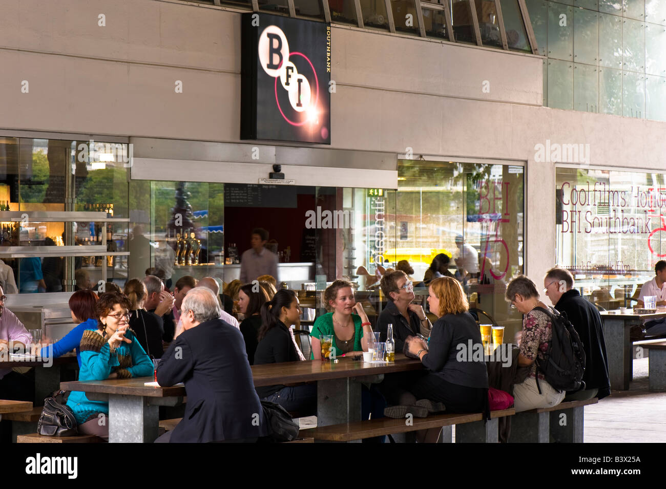 La gente disfruta de una bebida por el British Film Institute Southbank de Londres Reino Unido Foto de stock