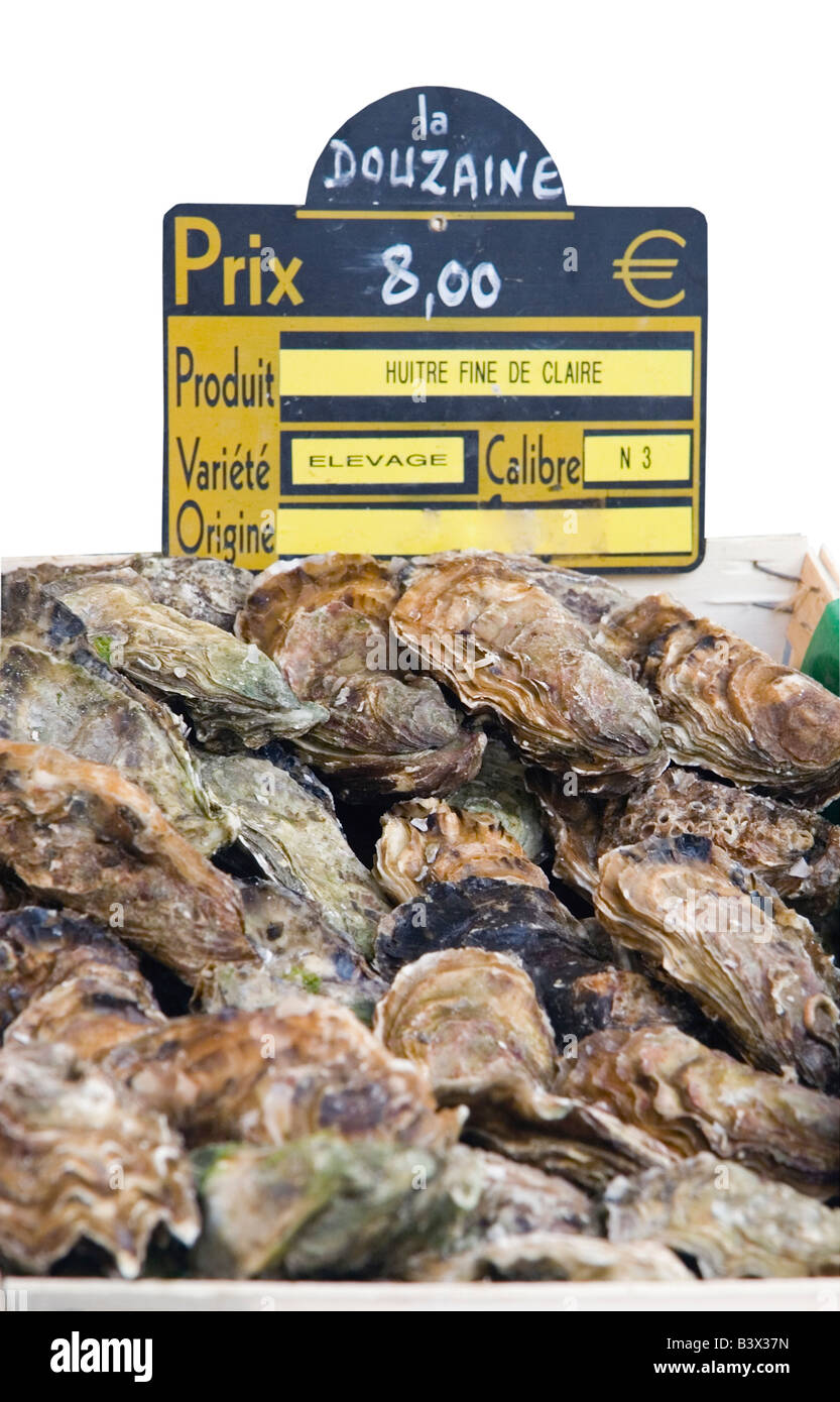 Ostras frescas para la venta con etiqueta de precio - delicias culinarias en el mar mediterráneo. Foto de stock