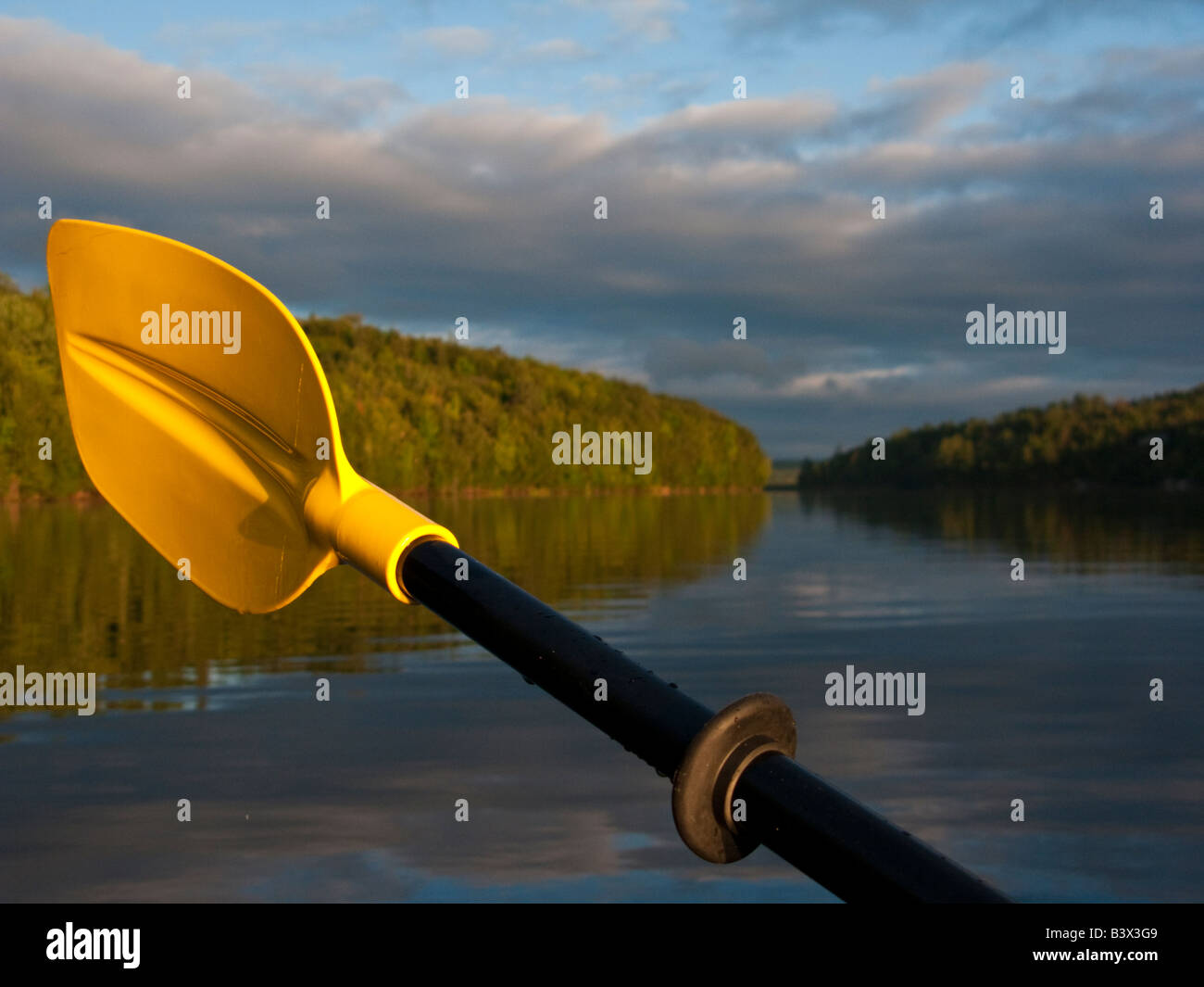Remar en Kayak en el aire mientras remando sobre el agua dulce en New Brunswick Foto de stock