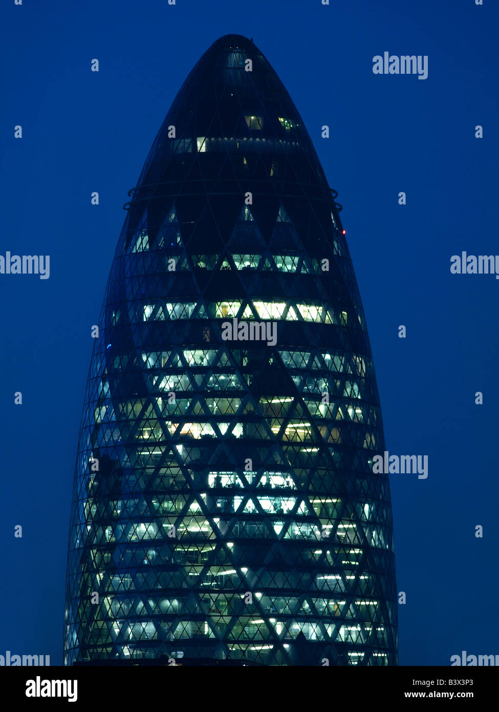 El pepinillo Swiss Reinsurance edificio por la noche, Londres, Gran Bretaña. Foto de stock