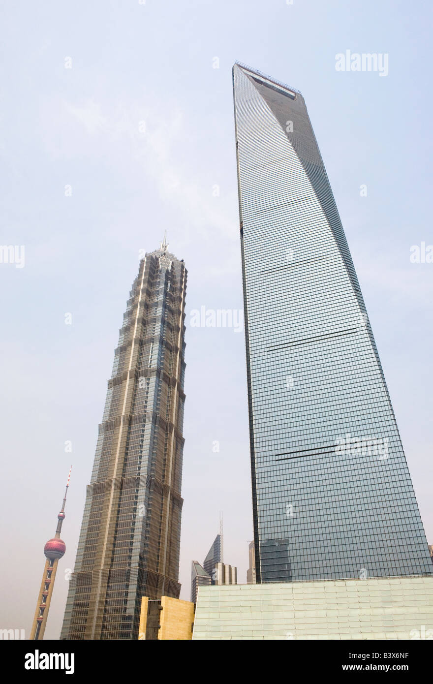 La Oriental Pearl Tower, la torre Jin Mao, y el Centro Financiero Mundial de Shanghai. Pudong, Shanghai, China. Foto de stock