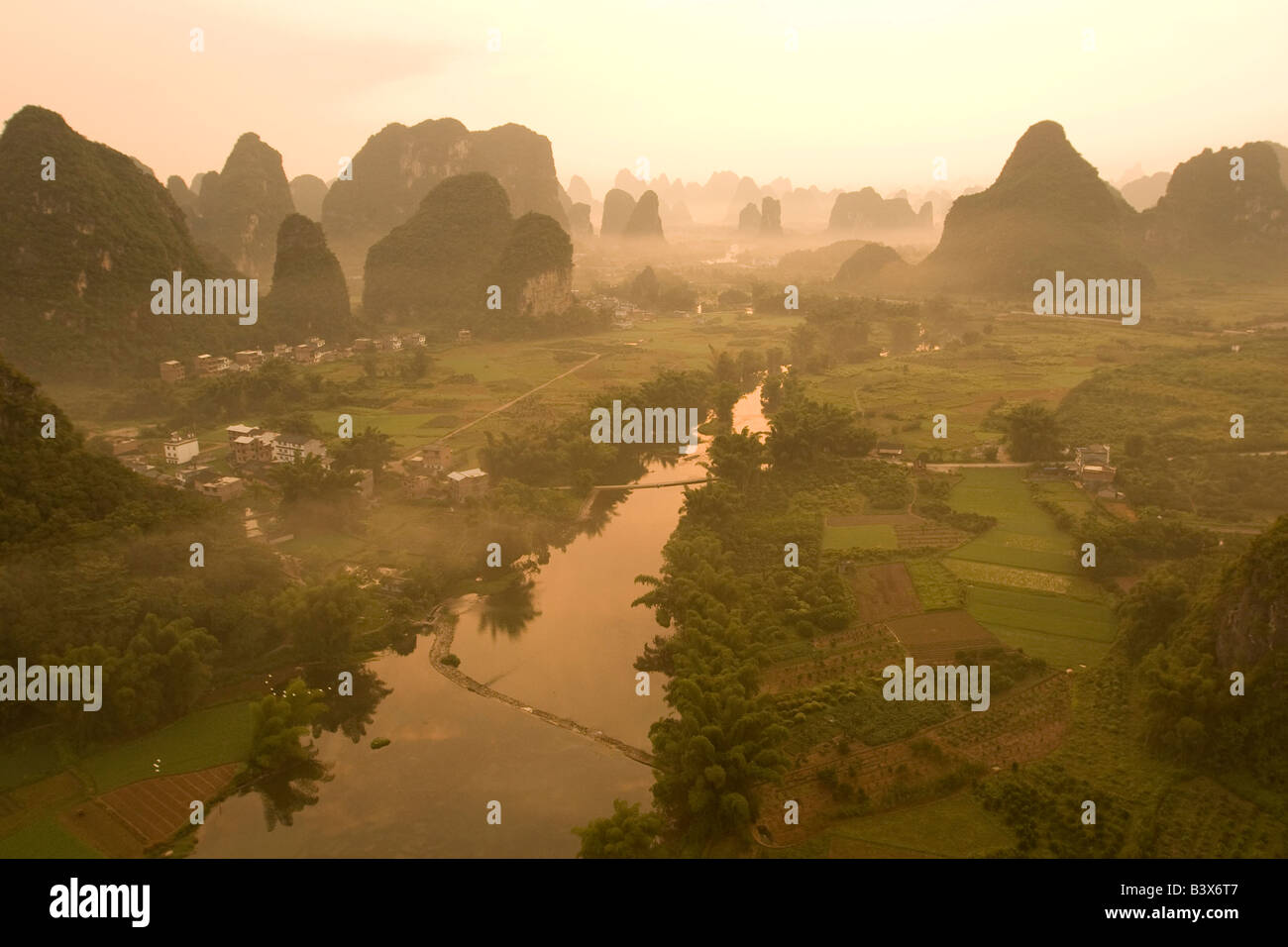 Areal vista de Yangshuo, Guangxi colinas de piedra caliza y el río al amanecer. Foto de stock