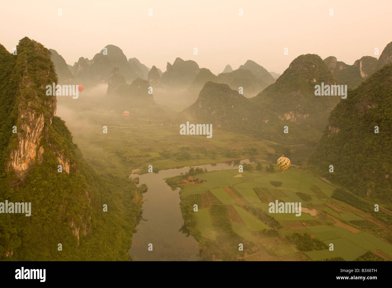 Areal vista de Yangshuo, Guangxi colinas de piedra caliza al amanecer. Foto de stock