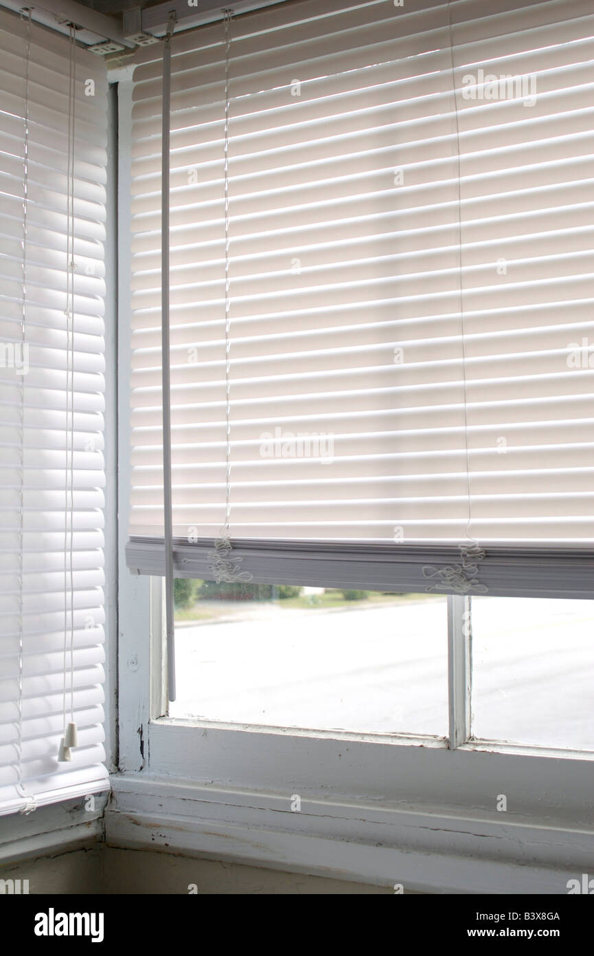 Las persianas blancas en la esquina de una casa Fotografía de stock - Alamy