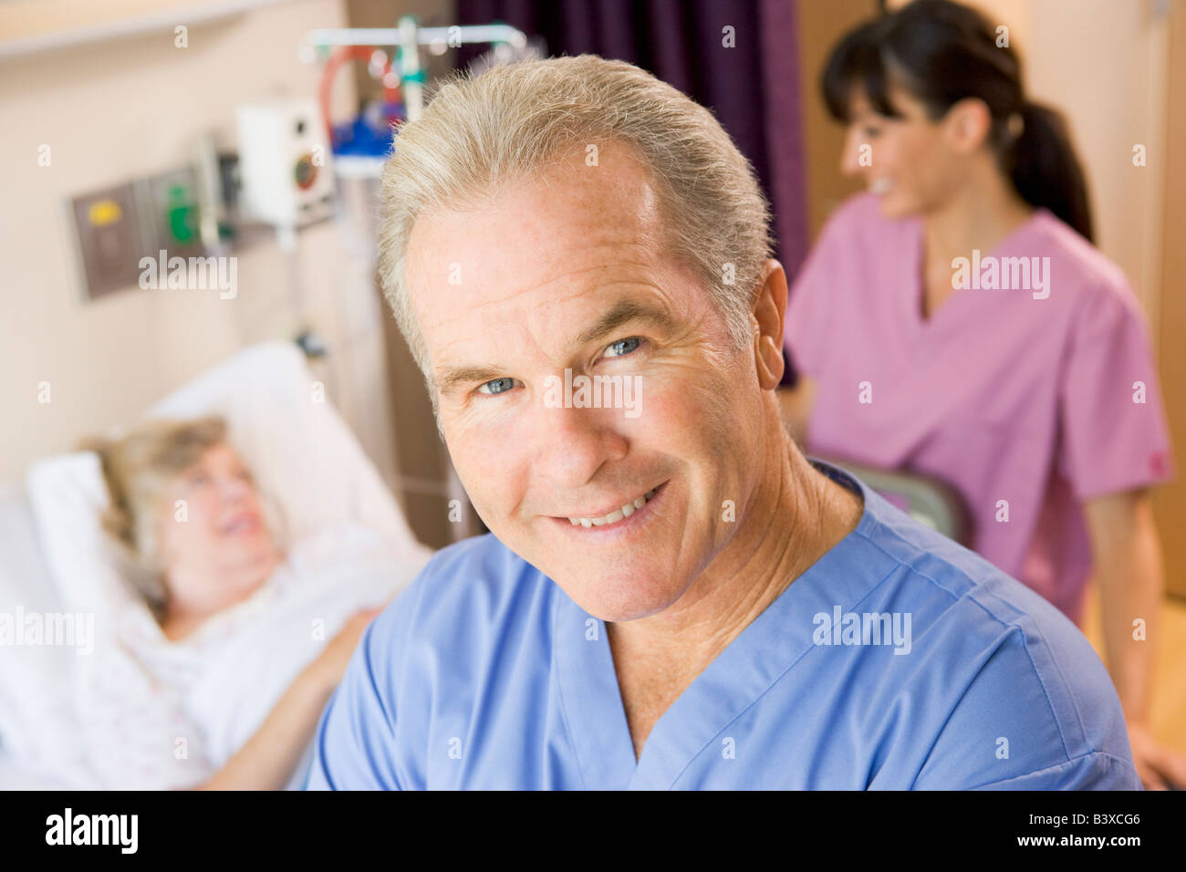 Doctor en pacientes sala permanente, la enfermera la comprobación de paciente Foto de stock