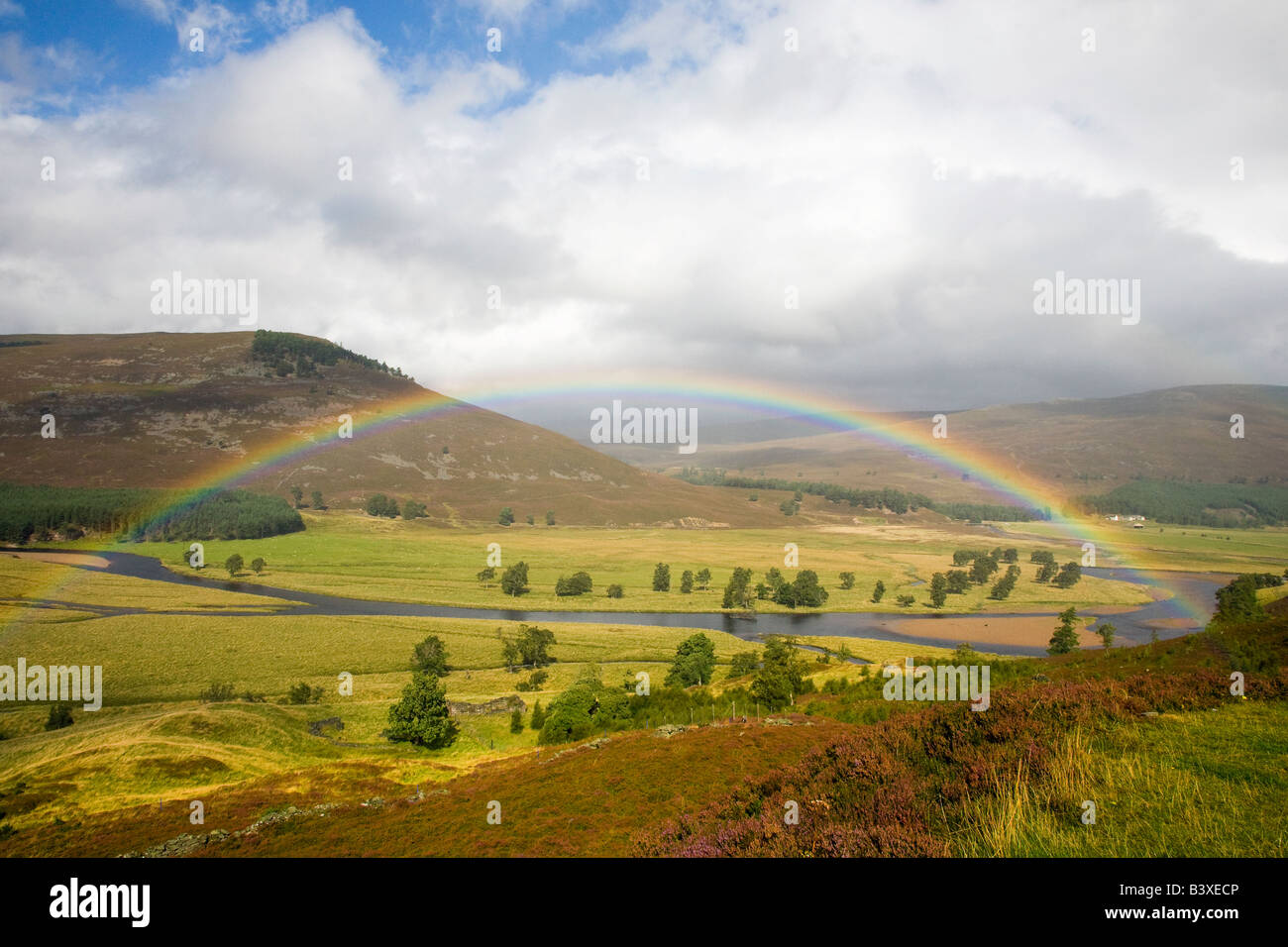 Escena de las tierras altas escocesas, paisaje del río Dee en Braemar con rainbow Royal Deeside, Parque Nacional Cairngorms, Aberdeenshire, Reino Unido Foto de stock