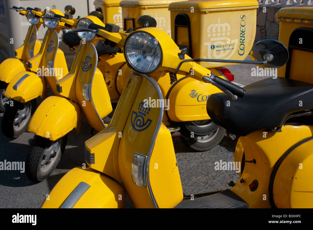 Correos scooters fotografías e imágenes de alta resolución - Alamy