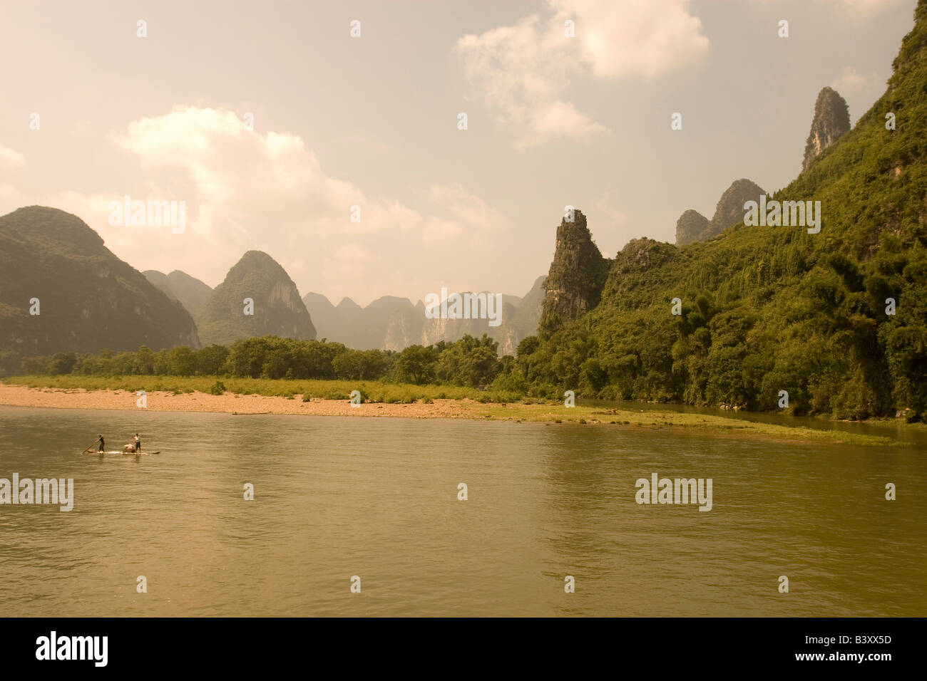 Río Li serpentea entre colinas de piedra caliza y bosques de bambú entre Guilin y Yangshuo en Guangxi, China Foto de stock