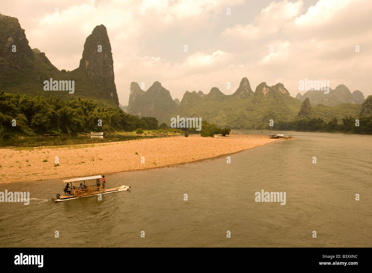 Río Li serpentea entre colinas de piedra caliza y bosques de bambú entre Guilin y Yangshuo en Guangxi, China Foto de stock