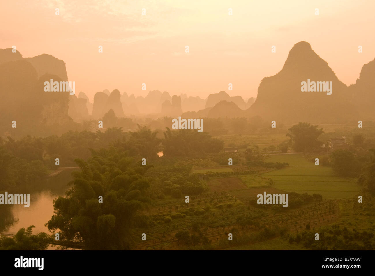 Areal vista de Yangshuo, Guangxi colinas de piedra caliza y el río al amanecer. Foto de stock