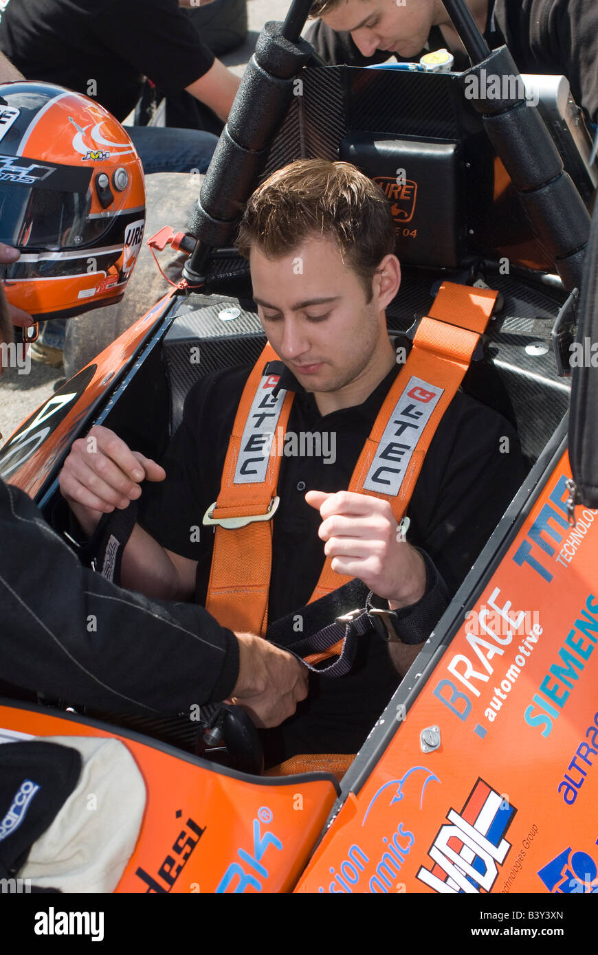 Piloto de carreras probando su asiento y cinturón de seguridad en un coche  de carreras de Fórmula Estudiante Fotografía de stock - Alamy